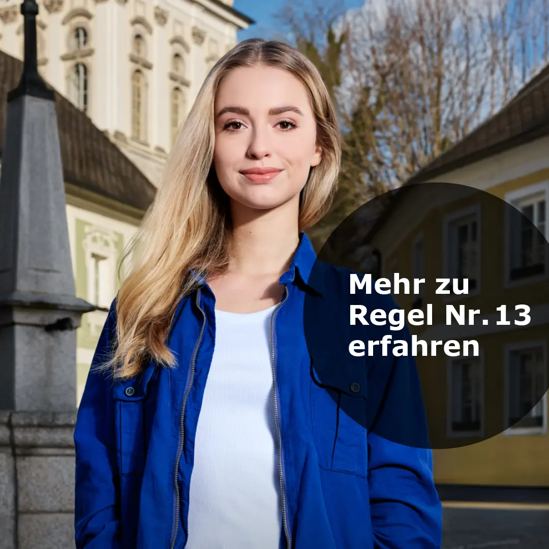 Junge Frau mit blauem Jackett vor einem historischen Gebäude mit Text