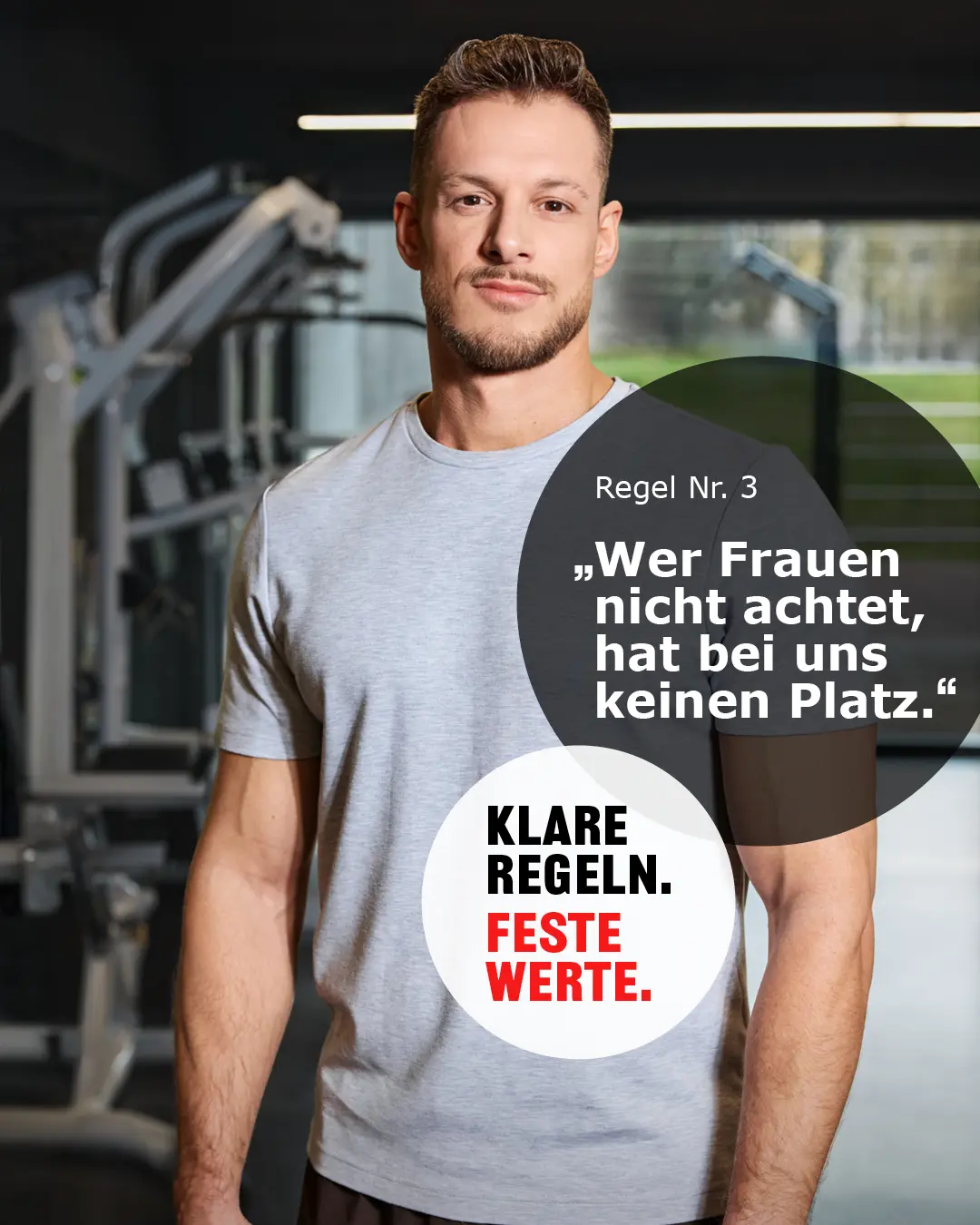Ein Mann in grauem T-Shirt steht in einem Fitnessstudio mit Text