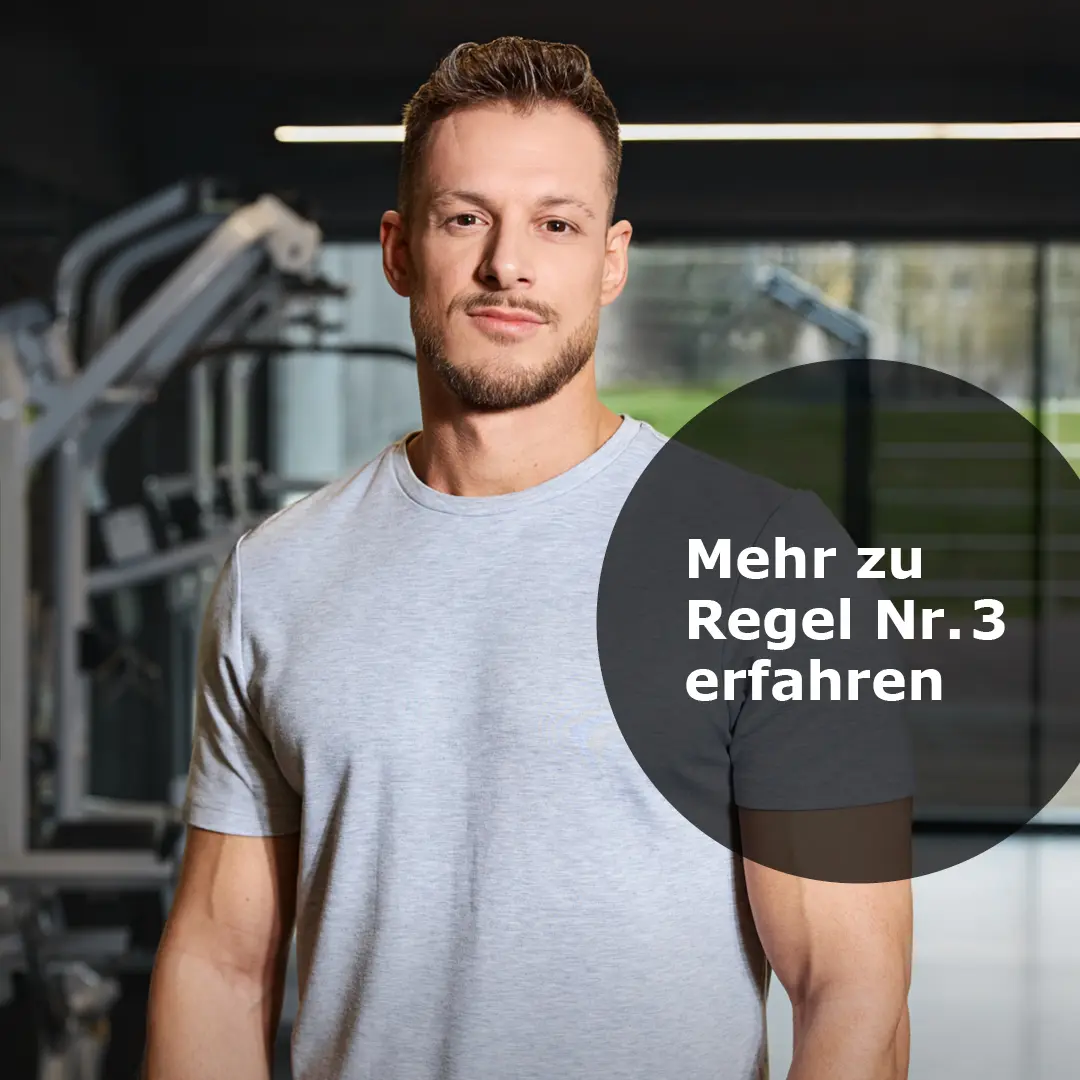Mann in grauem T-Shirt steht in einem Fitnessstudio, daneben Text
