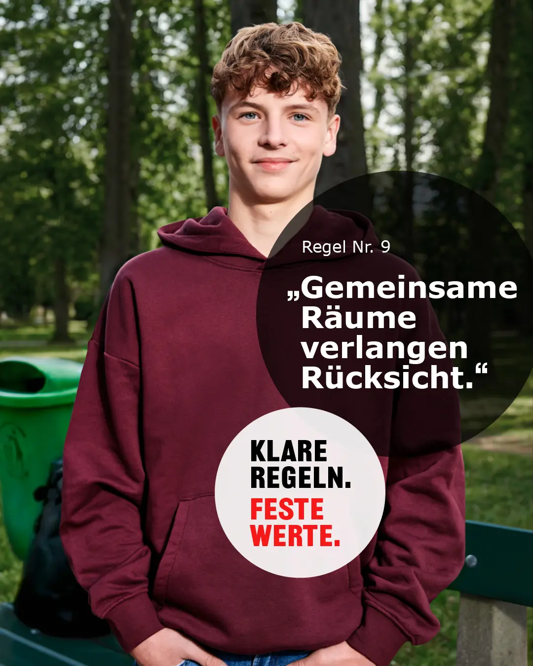 Junger Mann in einem dunkelroten Kapuzenpullover steht lächelnd im Park, neben einem grünen Mülleimer, mit Text